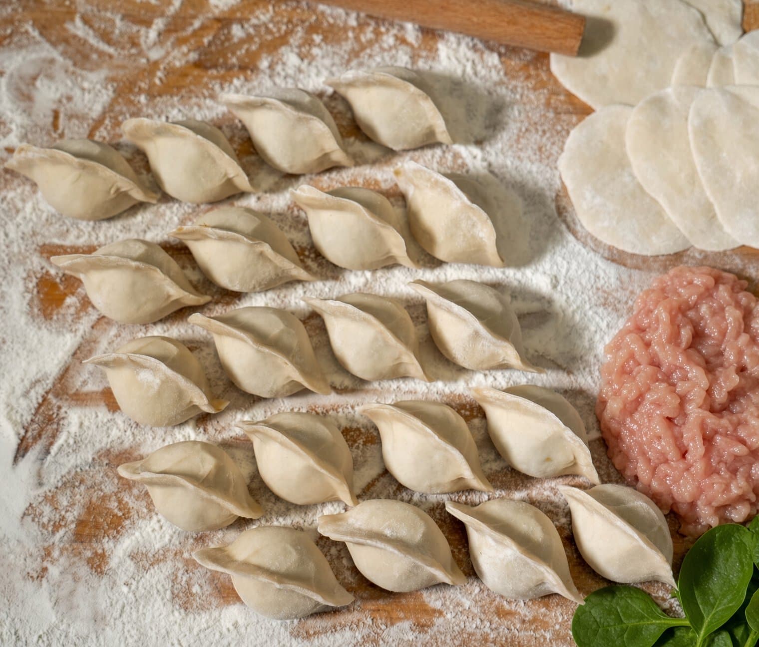 冷冻菠菜雞肉水餃(20 pcs) - 冷冻水饺,每袋20只。鸡肉饺子鲜嫩多汁,搭配营养菠菜,口感清爽健康。 | 冷凍水餃