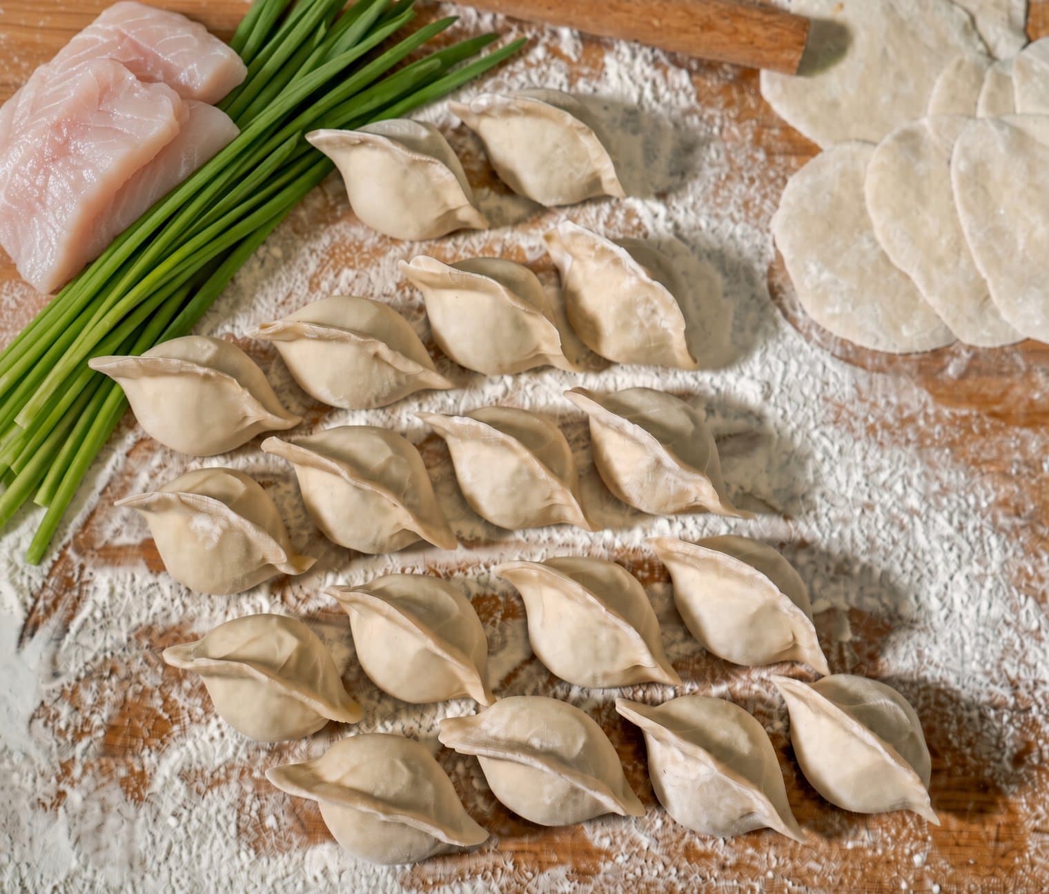冷冻韭菜魚肉水餃(20 pcs) - 冷冻水饺,每袋20只。鲜嫩鱼肉水饺搭配韭菜的清香,口感清爽,是海鲜爱好者的理想之选。 | 冷凍水餃