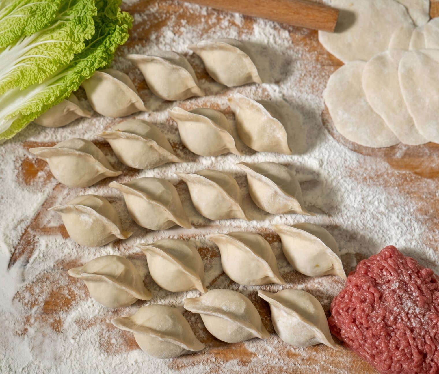 冷冻白菜羊肉水餃(20 pcs) - 冷冻水饺,每袋20只。羊肉与白菜搭配包制的水饺,肉质鲜嫩,菜香清爽,是喜爱羊肉的顾客值得一试的选择。 | 冷凍水餃